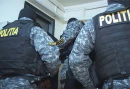 Ţigări de contrabandă şi obiecte pirotehnice, depistate de poliţişti la domiciliile a patru persoane din oraşul Ştefăneşti