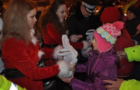 Cadouri pentru sute de copii din Dorohoi distribuite de ajutoarele lui Moș Crăciun - FOTO