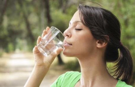 Vezi de ce este sănătos să bei apă rece pe stomacul gol