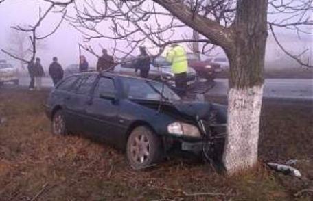 Femeie ajunsă la spital după ce mașina în care se afla s-a izbit într-un copac în apropiere de Cucorăni
