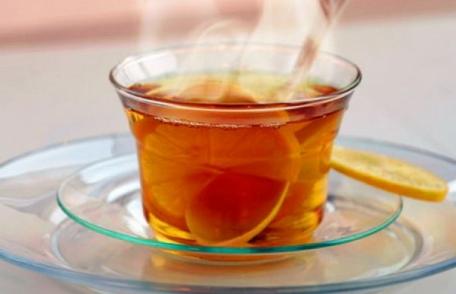 O ieșeancă cere despăgubiri de 4.000 de euro din cauza unei cești cu ceai