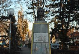 Primim la redacţie: Statuia lui Eminescu din Dorohoi, atacată cu ouă - FOTO