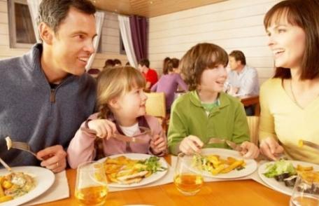 Codul bunelor maniere la masă. Află cum se mănâncă sarmalele, pastele, salata, peştele sau cartofii