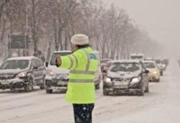 În atenţia şoferilor: Poliţia vă recomandă respectarea regulilor impuse de condiţiile meteo – rutiere din această perioadă