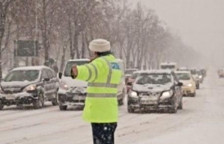 Polițiștii rutieri recomandă botoșănenilor să evite deplasarea în zonele afectate de condițiile meteo nefavorabile