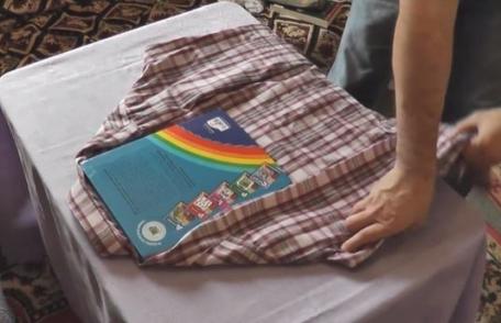 Cum împăturești o cămașă cu ajutorul unei cărți - VIDEO