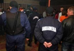 Patru tineri amendați de jandarmi după ce au făcut scandal într-un bar în care aveau interdicție de a intra