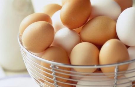 Care este adevărata diferență între ouăle albe și cele maro