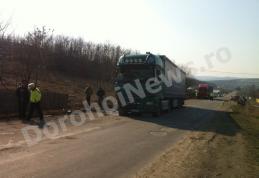 Accident grav produs la ieșirea din Dorohoi între un microbuz de persoane și un autotren