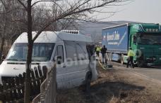 UPDATE Accident la ieșirea din Dorohoi: Cinci victime transportate la spital după impactul unui autotren cu un microbuz - VIDEO/FOTO