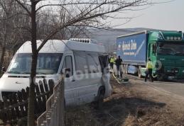 UPDATE Accident la ieșirea din Dorohoi: Cinci victime transportate la spital după impactul unui autotren cu un microbuz - VIDEO/FOTO