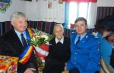Veteran de război sărbătorit de jandarmii botoșăneni la 102 ani