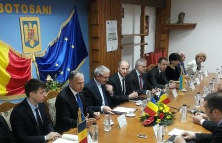 Întâlnire de lucru a senatorului Mircea Geoană cu oficialii județului, șefii de instituții şi consulul Republicii Moldova
