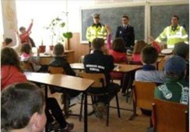 Noi întâlniri ale poliţiştilor cu elevii din Dorohoi, în cadrul programului „Școala altfel”