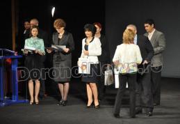 Elevi premiați de Mihaela Huncă și senatorul Doina Federovici la Olimpiada națională de limba și literatura ucraineană