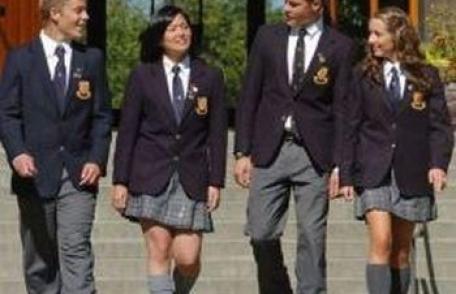 Revine moda uniformelor şcolare