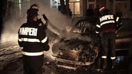 Autoturism distrus într-un incendiu izbucnit luni noapte 