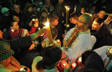 Lumina Sfântă a Învierii a adus fericirea pe chipul credincioșilor din Dorohoi – FOTO