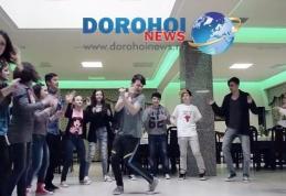 Dorohoieni fericiţi, dansând şi zâmbind! Varianta clipului „Happy” filmată la Dorohoi - VIDEO