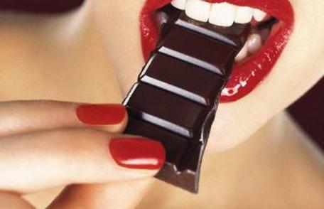 Ciocolata neagră conţine mult mai mulţi antioxidanţi decât sucurile proaspete