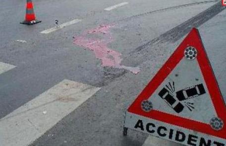 Accident grav la Suceava: Un mort şi un rănit, după maşina a intrat într-un panou publicitar