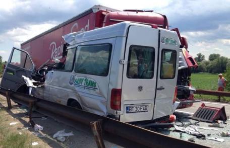 Microbuzul implicat în cumplitul accident din Mureş aparţine unei firme din Botoşani!