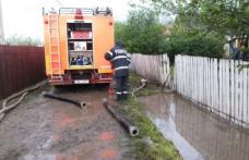 Pompierii militari şi voluntari continuă acţiunile de intervenţie în zonele afectate de inundaţii şi vânt