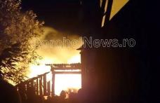 Incendiu violent marți seară la o anexă gospodărească din Dersca - FOTO