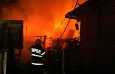 UPDATE - Incendiu violent marți seară la o anexă gospodărească din Dersca