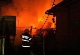 UPDATE - Incendiu violent marți seară la o anexă gospodărească din Dersca