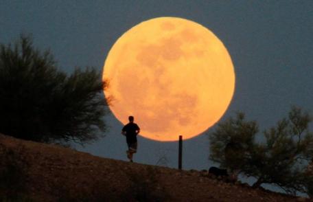 Spectacol astronomic magnific duminică seara, când cerul va fi luminat de o Super-Lună 