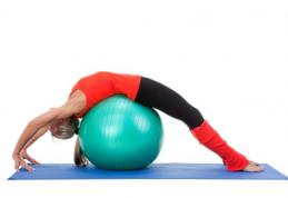 Experții în fitness recomandă exercițiile care consolidează partea centrală a corpului