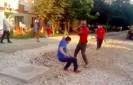 Primim la redacţie: Se întâmplă în Dorohoi! VIDEO - Angajații unei firme care se ocupă cu reabilitarea străzilor, fac legea