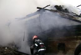 Pompierii au intervenit pentru stingerea unui foc scăpat de sub control