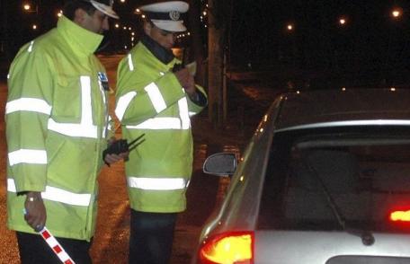 Tânăr cercetat de polițiști după ce s-a urcat beat la volan și cu permisul de conducere suspendat