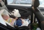 bebelus abandonat in masina