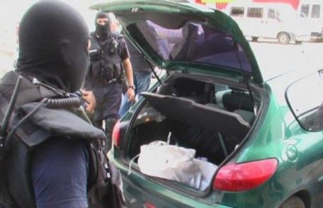 Țigări de contrabandă, identificate de polițiști într-un autoturism parcat în municipiul Botoșani