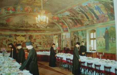 Mănăstirea Cernica a devenit supermarket. Preoţii vând brânză, vin, chiar şi viţei