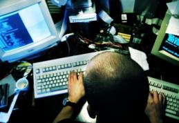 Hackeri români au accesat serverele grupului Yahoo