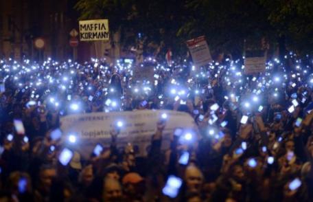 Taxa pe internet a scos mii de unguri în stradă