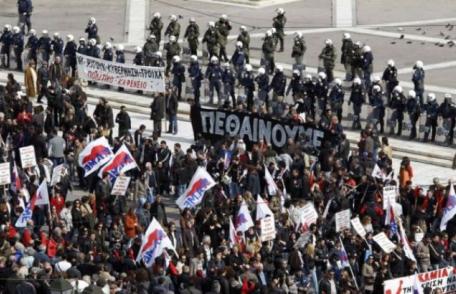 Zeci de mii de oameni au protestat la Atena față de măsurile de austeritate