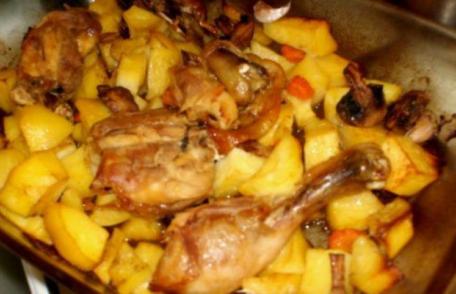 Copănele de pui cu cartofi și ciuperci călite