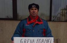 Dorohoianul Ioan Domonco, protestează în faţa Palatului Administrativ din Botoșani