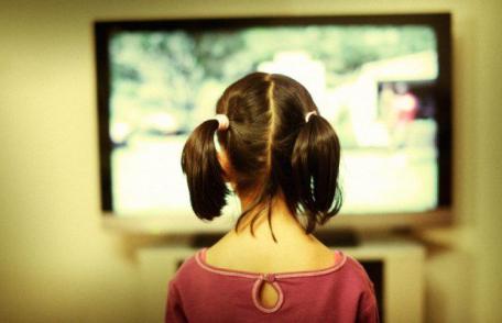 Impactul dezastruos pe care îl are televizorul asupra copiilor