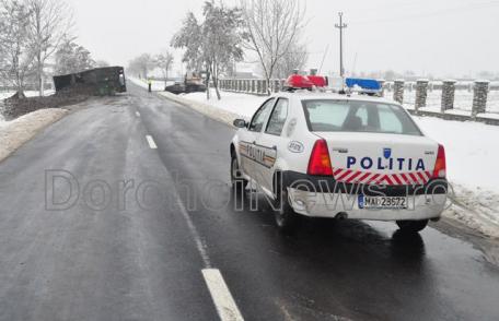 Un camion plin cu sfeclă s-a răsturnat în apropiere de Dorohoi - Vezi imagini cu accidentul!