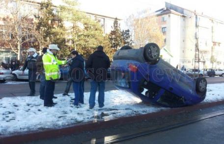 Accident spectaculos pe Calea Națională din Botoșani. O mașină s-a răsturnat pe scuar - FOTO