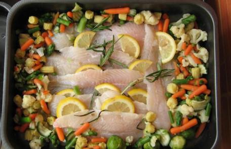 Pește file cu legume la cuptor