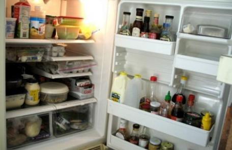 Cum scoți rapid mirosurile neplăcute din frigider