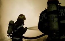 Incendiu puternic în a treia zi de Crăciun la Dumbrăvița. Două persoane au necesitat ingrijiri medicale