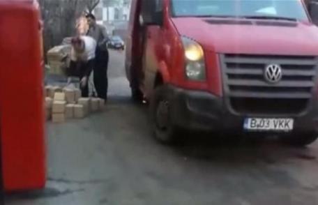 Imagini scandaloase: Cum descarcă coletele angajaţii Poştei Române - VIDEO